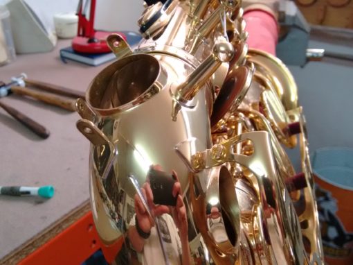 Golpe con abolladuras en saxofón alto re y do graves