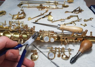 Enzapatillado completo de un saxo soprano