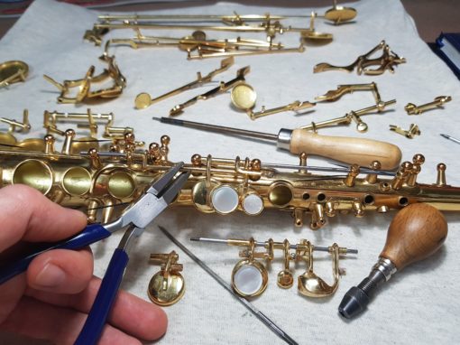 Enzapatillado completo de un saxo soprano