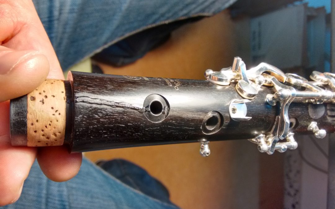 Sellado de fisuras y rajas en la madera del cuerpo del clarinete