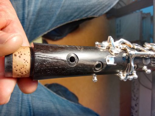 Sellado de fisuras y rajas en la madera del cuerpo del clarinete